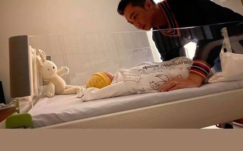 Sau 1 ngày sinh con, Đàm Thu Trang hạnh phúc khoe khoảnh khắc Cường Đô La ngắm nhìn “tiểu công chúa”