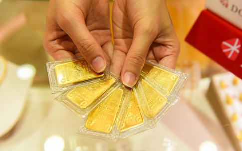 Lý do khiến giá vàng giảm kỷ lục, tối đi ngủ sáng mở mắt đã bay hàng triệu đồng