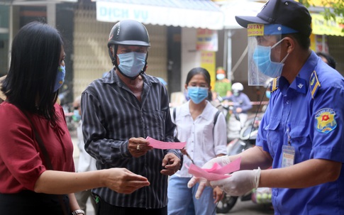 Ảnh: Người dân Đà Nẵng mang tem phiếu đi chợ theo ngày chẵn - lẻ để ngừa COVID-19