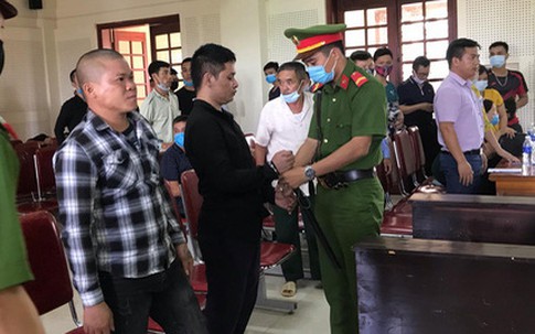 Nhận 18 triệu, 3 thanh niên ném bom xăng cháy shop quần áo khiến chủ cửa hàng bỏng nặng