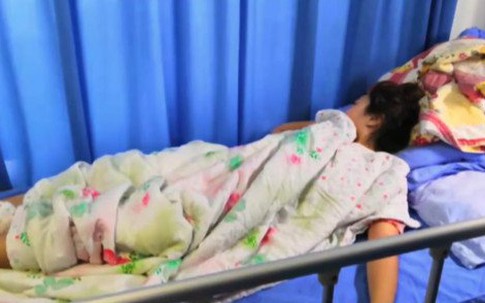 Bạn trai xa lánh, khách hàng "chạy mất" vì người có mùi hôi, dùng thuốc nhiều tuần không đỡ, người phụ nữ đi khám mới biết nguyên nhân là do 1 thứ ở trong "vùng kín"