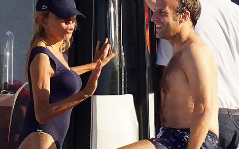 Vợ Tổng thống Pháp diện bikini khoe vóc dáng bên chồng trẻ điển trai