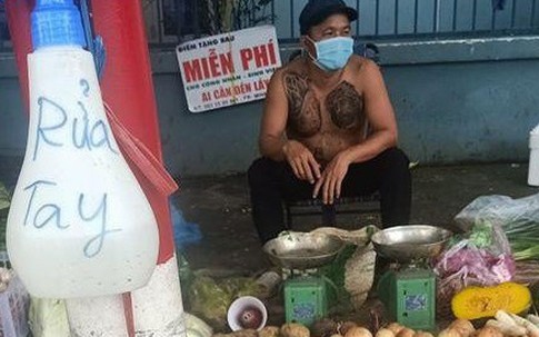 Sạp rau anh Minh, ai đeo khẩu trang hở mũi không thêm hành ngò
