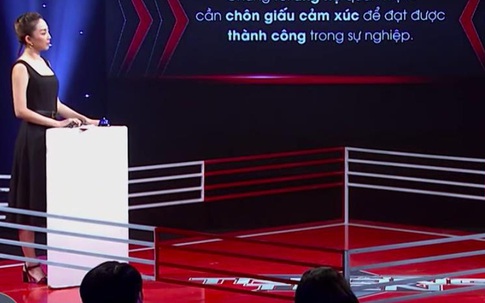 Hương Giang "chất vấn" Tóc Tiên: "Chị có thật sự chuyên nghiệp khi bật khóc trên ghế nóng The Voice?"