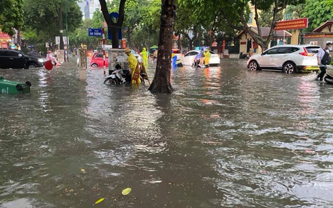 Hà Nội: Mưa to như trút nước lúc tan tầm, nhiều tuyến phố trung tâm lại "biến" thành sông