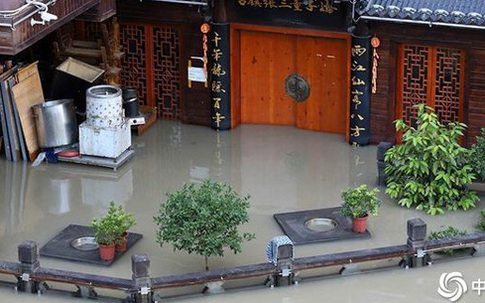 Hình ảnh lũ lụt tồi tệ ở Trung Quốc: Thị trấn cổ nổi tiếng có niên đại nghìn năm chìm trong biển nước