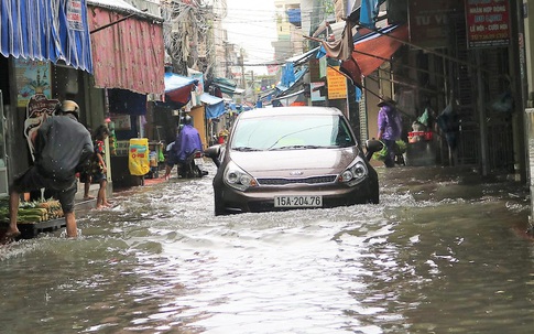 Hải Phòng: Mưa lớn kéo dài, người dân vật lộn với ngập lụt