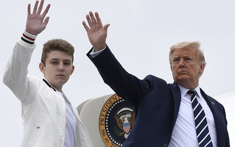 Gương mặt đẹp như tranh vẽ của con trai út Tổng thống Mỹ khi tái xuất cùng cha mẹ quyền lực