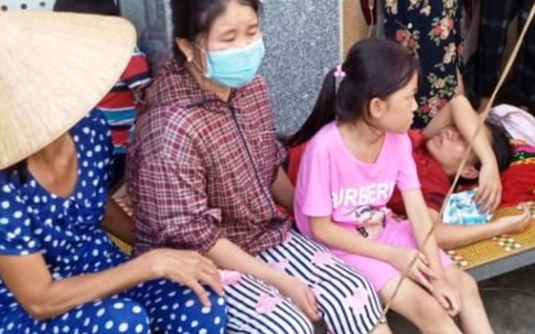 Nguyên phó trưởng công an huyện ở Nghệ An hứa trả lại tiền khi người giúp việc mang giường đến đòi