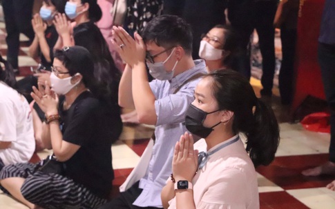 Bất chấp dịch COVID-19, người dân Thủ đô đeo khẩu trang đi lễ đầu tháng cô hồn