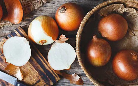 Ngoài việc làm món ăn, hành tây còn có 9 công dụng trong nhà bếp nếu không biết sẽ cực kỳ hối tiếc