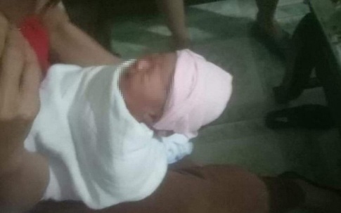 Bỏ bé sơ sinh trước cổng nhà người dân