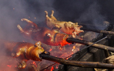 Thịt lợn quay trứ danh khiến thực khách hằng ngày phải xếp hàng dài chờ đợi nhờ cách quay thịt độc đáo