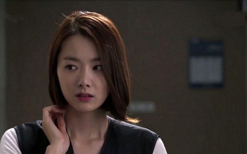 Xách về giỏ hoa quả nhập khẩu mà vợ tái mặt, gọt vỏ thì đứt tay, tôi chỉ biết sự thật khi vô tình nghe cuộc điện thoại của cô ấy