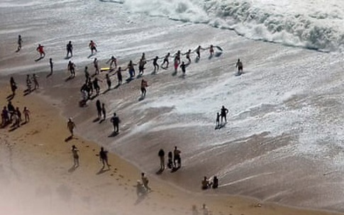 Hàng chục người nắm tay cứu nạn nhân đuối nước trên biển