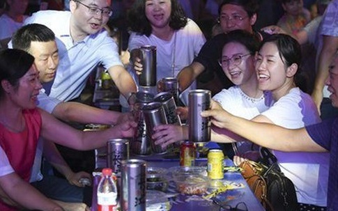 Nhân viên bị tát vì từ chối uống rượu với sếp
