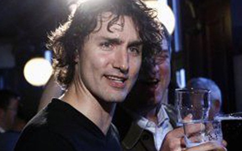 Ảnh thời trẻ điển trai như tài tử của Thủ tướng Canada khiến phái nữ không thể rời mắt