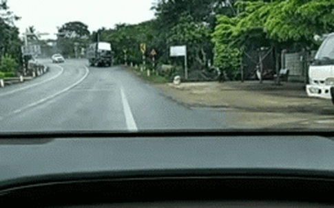 Lộ clip kinh hoàng vụ tai nạn người đàn ông bị xe tải đè chết khi đứng bên đường
