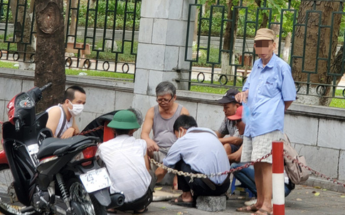 Hà Nội: Thờ ơ với dịch COVID-19, người dân vẫn hút chung 1 chiếc điếu cày ở vỉa hè
