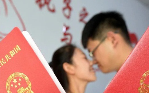 Xếp hàng đăng ký kết hôn ngày Thất Tịch ở Trung Quốc