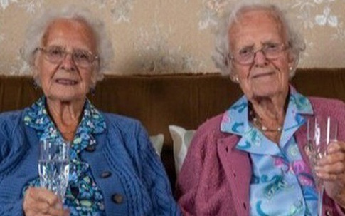 Chân dung cặp song sinh già nhất nước Anh tròn 100 tuổi