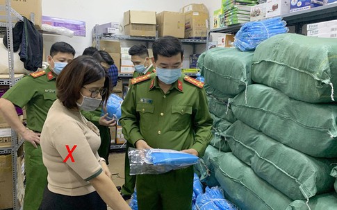Nữ doanh nhân chỉ đạo làm giả 14.500 bộ đồ phòng dịch Covid