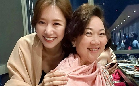 Hari Won làm sinh nhật cho mẹ chồng