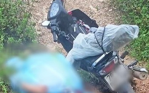 Tá hỏa phát hiện thanh niên tử vong cạnh xe máy bên đường