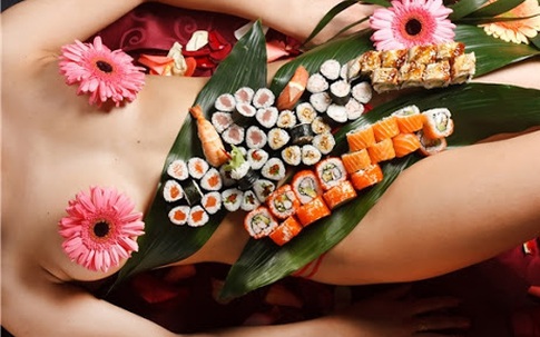 Bí mật bất ngờ đằng sau những bữa tiệc "Sushi khỏa thân" đầy phấn khích và sức hút