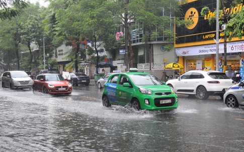 Hệ thống thoát nước bị tắc nghẽn, nhiều tuyến đường ở Hà Nội ngập cục bộ