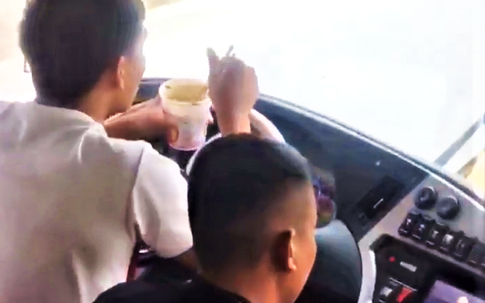 Tài xế ôtô giường nằm vừa ăn mỳ tôm vừa lái xe