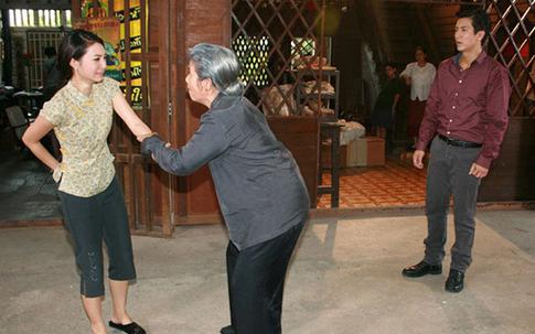 Mẹ vợ lên chăm lo cả tháng chẳng biếu mẹ bà xu nào vậy mà ngày bà về, chồng tôi còn nói một câu đủ khiến mẹ tôi cạch mặt cả đời