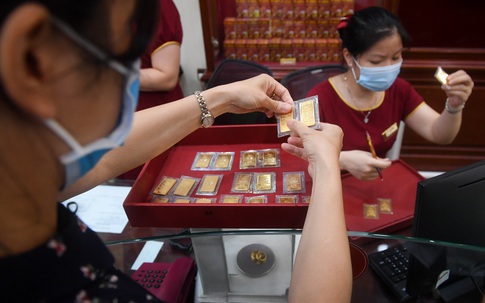 Lỗ 4 triệu đồng/lượng sau một đêm, vàng có tiếp tục giảm giá?