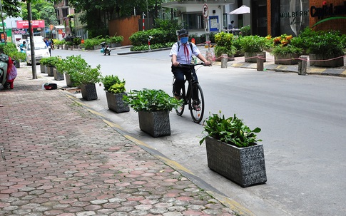 Hà Nội: Barie, chậu hoa trải dọc ngõ Dâu phường Mộ Lao (Hà Đông) để không cho ô tô tiếp tục đậu xe dưới lòng đường