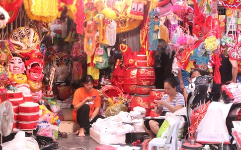 Chuyện chưa từng có ở phố Hàng Mã: Khách chụp hình phải trả phí 50.000 đồng/lần