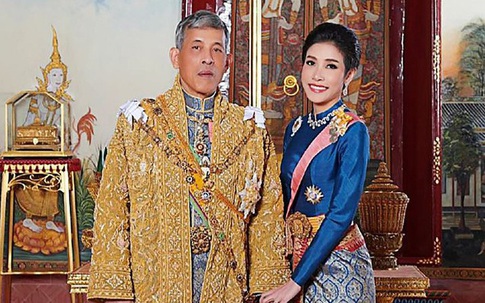 Vua Thái Lan không chỉ tự mình đến tận sân bay đón Hoàng quý phi mà còn tặng vợ trẻ món quà siêu đáng yêu