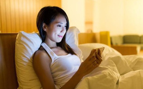 Không muốn lão hóa sớm và dễ mắc bệnh nguy hiểm thì cần bỏ ngay thói quen sử dụng điện thoại kiểu này