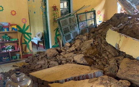 Một lớp học bị vùi lấp, nhiều ngôi trường bị hư hại do sạt lở đất đá ở Lào Cai