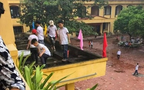 Vụ học sinh ra ban công tầng 2 nhặt rác: Phòng GD&ĐT làm việc với ban giám hiệu trường