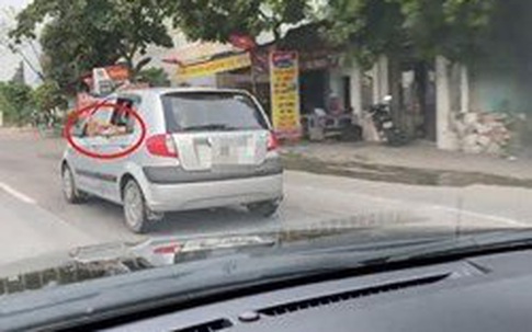 Đôi chân xấu xí thò ra ngoài cửa ô tô - hành động của người trong xe khiến tất cả ngán ngẩm