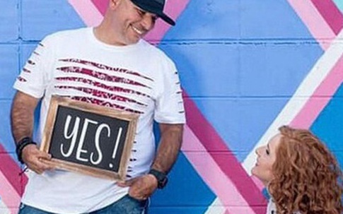 Cặp vợ chồng Mỹ chụp ảnh kỷ niệm ngày ly hôn