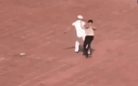 Thái Bình: Thực hư đoạn clip nam bảo vệ trường cấp 3 đánh túi bụi học sinh ngay giữa sân trường