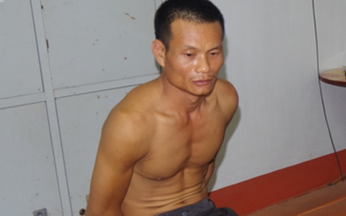 Đánh chết bố bằng búa, con trai cầm dao cố thủ trong vườn