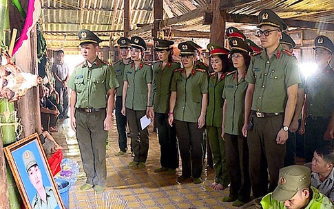 Truy tặng huy hiệu cho công an viên bị đâm tử vong khi vây bắt đối tượng ma túy ở Sơn La