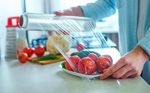 Lựa chọn màng bọc thực phẩm nào phù hợp cho gia đình?