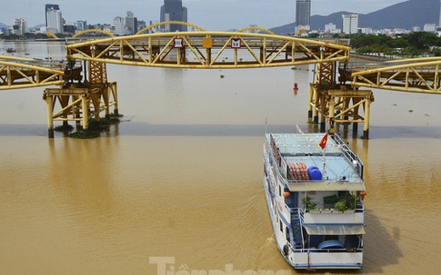 Độc đáo hình ảnh cây cầu ở Đà Nẵng 'biến hình' cho thuyền lưu thông