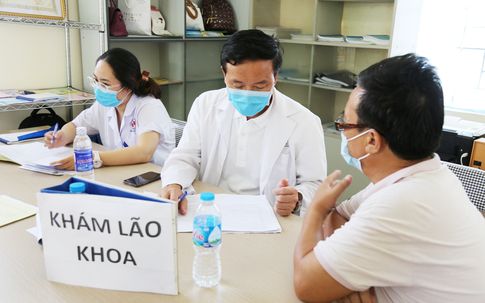 Khám sàng lọc sức khỏe cho người cao tuổi giữa mùa dịch bệnh