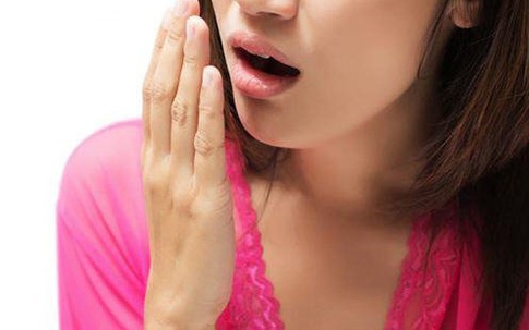 4 cách khử mùi hôi miệng siêu hiệu quả trong 4 hoàn cảnh: Vừa ngủ dậy, khi bạn lo lắng, lúc ăn no hoặc đói bụng