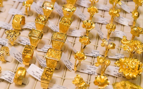 Giá vàng hôm nay 25/9: Ở trong nước bật tăng trở lại nhưng người mua vẫn hoang mang