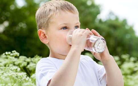 Trẻ em uống lượng nước trong ngày bao nhiêu là đủ?